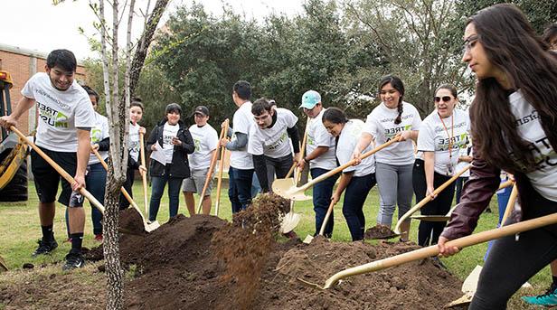 <a href='http://cxy.718com.com'>金沙中国</a> MSSW students have an opportunity to earn a Graduate Certificate in Sustainable Community Health Promotion in Social Work while earning the MSSW degree. 学生不需要完成比MSSW学位要求更多的学时. Macro concentration students complete the requirements for the certificate by completing the required courses in the concentration.